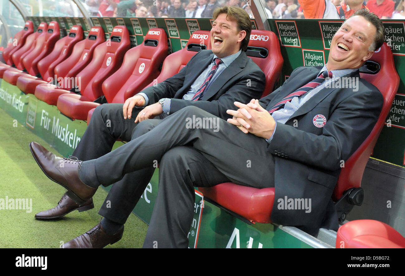 Bundesliga, 2. jour de jouer - 1. FC Kaiserslautern contre FC Bayern Munich - l'entraîneur de Munich, Louis Van Gaal, rire avec un inconnu au Fritz-Walter stadium à Kaiserslautern, Allemagne, 02 septembre 2010. Photo : Ronald Wittek Banque D'Images