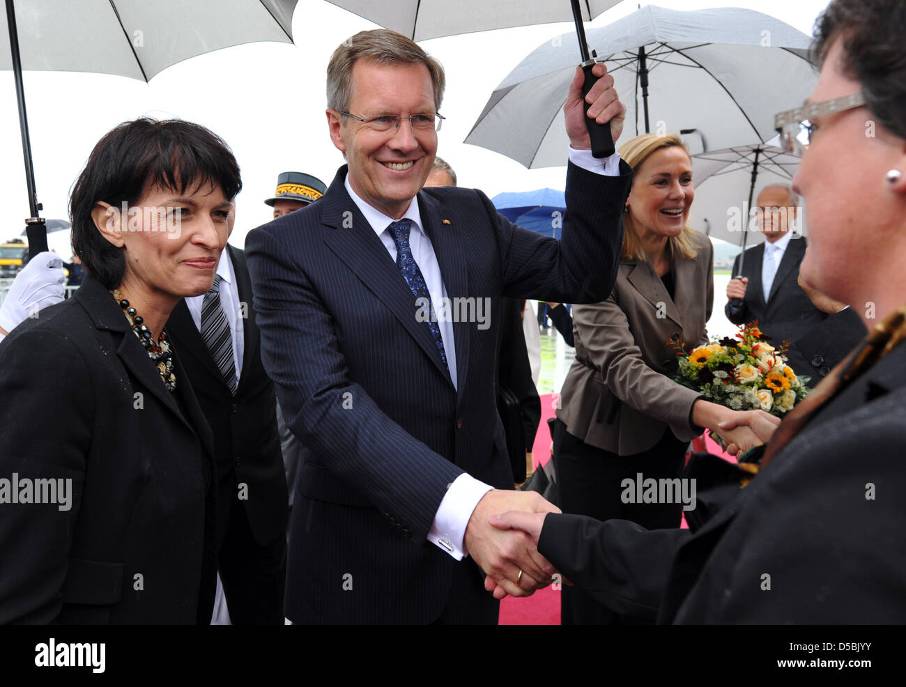 Le Président allemand Christian Wulff et son épouse Bettina (R) sont accueillis par le président de la Suisse, Doris Leuthard, à l'aéroport de Zurich, Suisse, 08 septembre 2010. Wulff's première visite d'Etat le prend en Suisse du 08 au 09 septembre 2010. Photo : RAINER JENSEN Banque D'Images