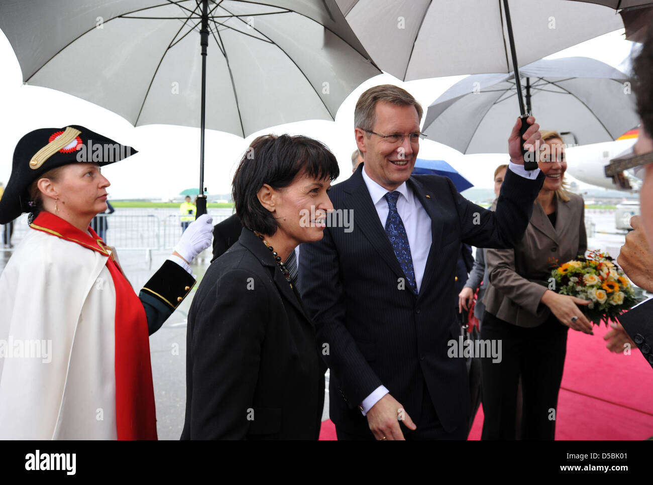 Le Président allemand Christian Wulff et son épouse Bettina (R) sont accueillis par le président de la Suisse, Doris Leuthard, à l'aéroport de Zurich, Suisse, 08 septembre 2010. Wulff's première visite d'Etat le prend en Suisse du 08 au 09 septembre 2010. Photo : RAINER JENSEN Banque D'Images