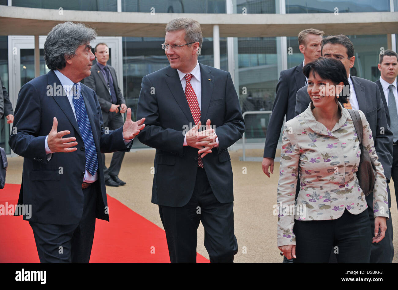 Le président fédéral allemand Christian Wulff (C), Président de la Suisse, Doris Leuthard, et le président de l'université technique "Ecole Polythechnique Fédérale de Lausanne (EPFL), de Patrick Aebischer, promenade à travers l'EPFL à Lausanne, Suisse, 9 septembre 2010. Le nouveau président fédéral allemand est arrivé pour sa première visite d'Etat en Suisse. Photo : RAINER JENSEN Banque D'Images