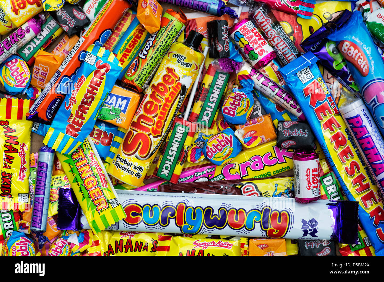 Un assortiment de couleurs et de bonbons bonbons rétro pour enfants Banque D'Images