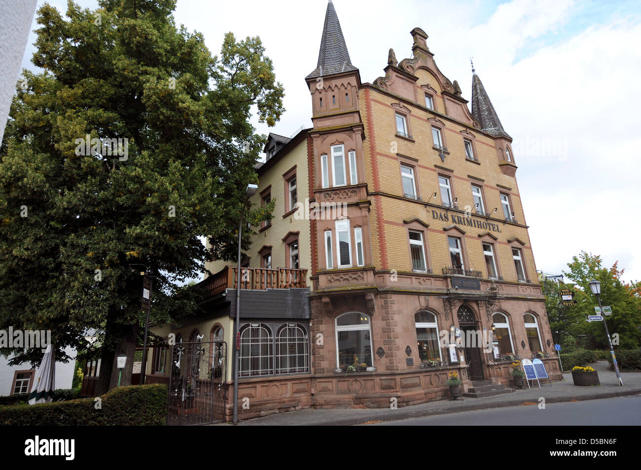 Une vue extérieure du nouveau meurtre mytery hôtel à Hillesheim, Allemagne, le 8 septembre 2010. L'hôtel de mystère de meurtre est le premier du genre à ouvrir ses portes en Allemagne avec des chambres conçues individuellement à la mode des différents thèmes de l'histoire mystère histoires de Sherlock Holmes, Miss Marple, Hercule Poirot, James Bond, Alfred Hitchcock ou Derrick entre autres Banque D'Images