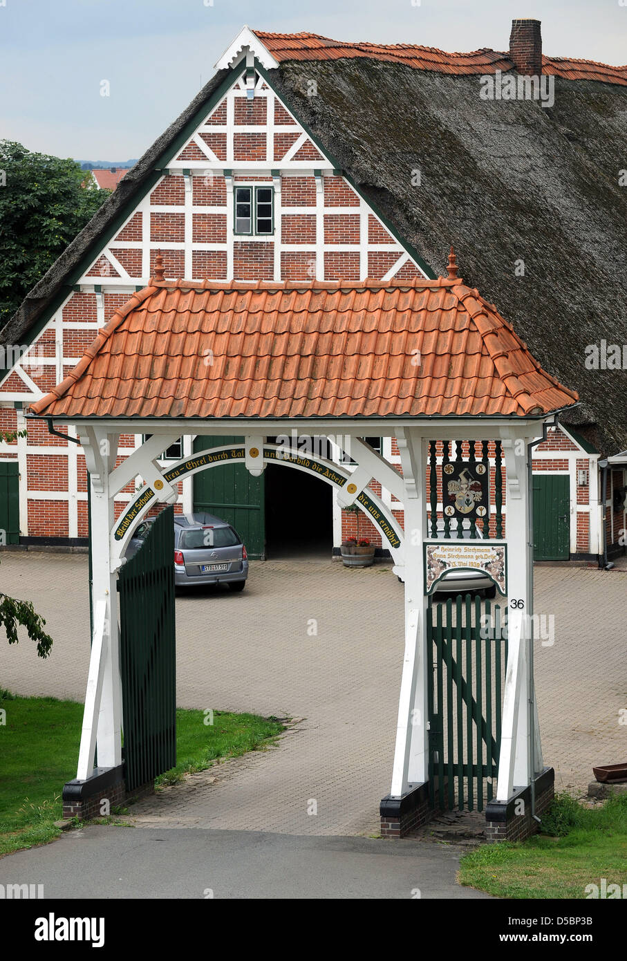 Une porte richement ornée accueille le visiteur dans Jork, Allemagne, 03 août 2010. En raison de la destruction de la DEUXIÈME GUERRE MONDIALE, il n'y a que 14 portes traditionnelles telles la gauche dans la région de l'Altes Land de Basse-Saxe. Photo : Ingo Wagner Banque D'Images