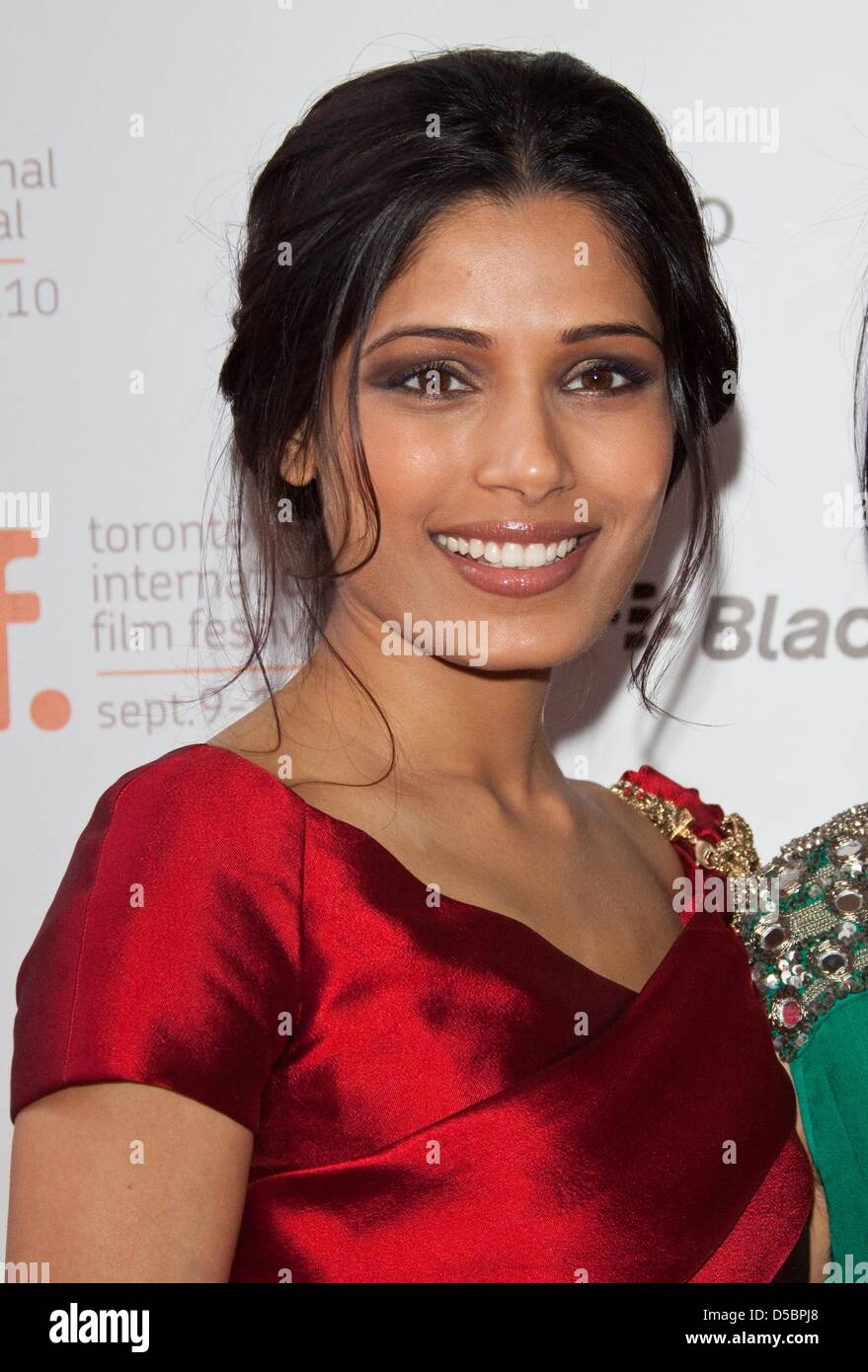 L'actrice indienne Freida Pinto assiste à la première du film 'Miral' au cours de la 35e Festival du Film de Toronto à Toronto, Canada, le 13 septembre 2010. Le festival international du film se déroule du 09 au 19 septembre 2010. Photo : Hubert Boesl Banque D'Images