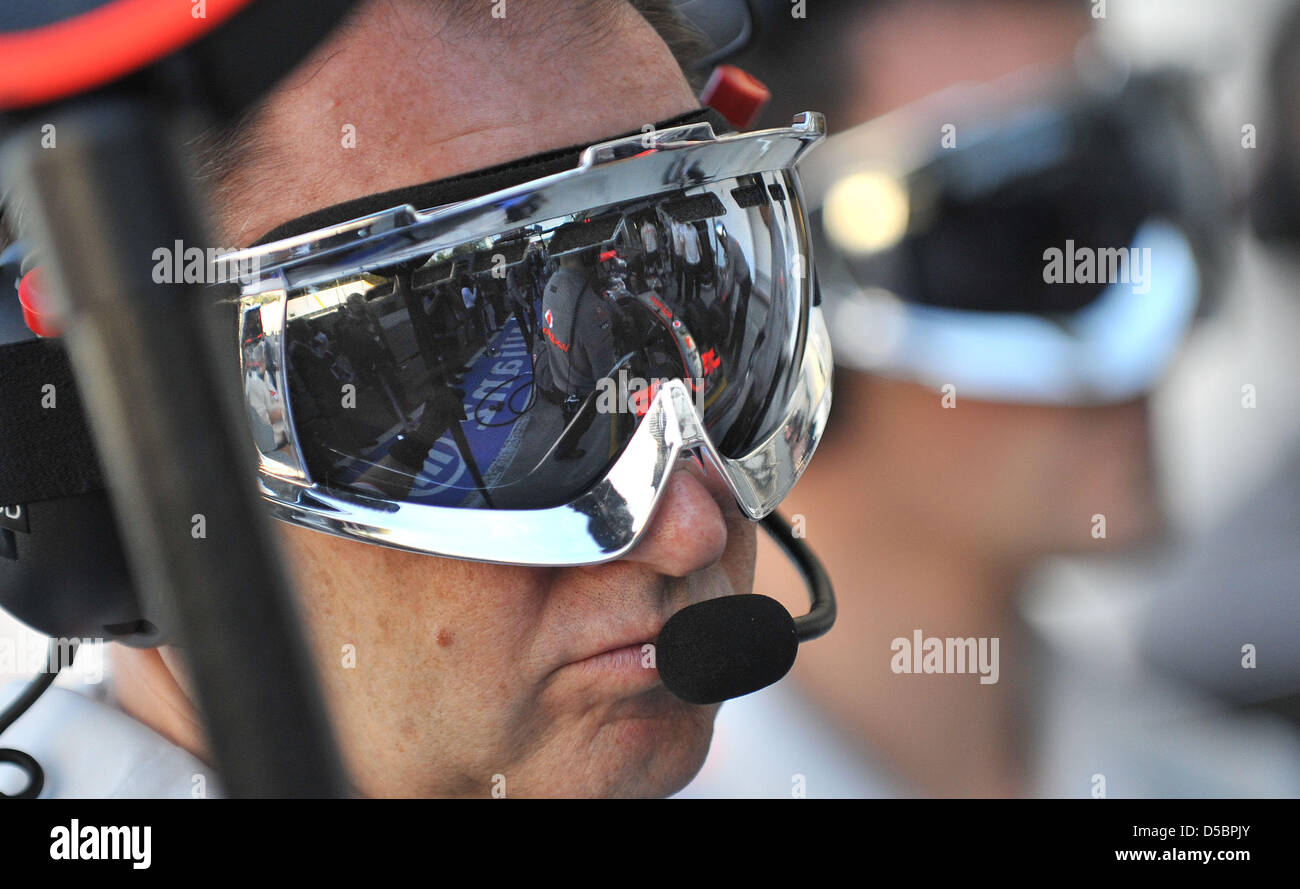 Une voiture de course de McLaren Mercedes dans les miroirs des lunettes d'un membre du personnel à McLaren Mercedes de course Autodromo Nazionale Monza, en Italie, le 11 septembre 2010. Photo : Peter Steffen Banque D'Images