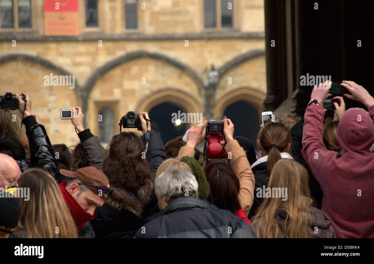 Oxford, UK 28 mars 2013. La Reine donne aujourd'hui à deux sacs, l'un contenant un £5 et 50p médaille commémorant le 60e anniversaire de du couronnement de la Reine. Le geste est une reconnaissance de la communauté et le bénéficiaire du service de l'église ont fait. C'est la première fois que la Reine se rendra dans la ville d'effectuer le siècle vieille tradition. Credit : Pete Lusabia/Alamy News en direct. Banque D'Images