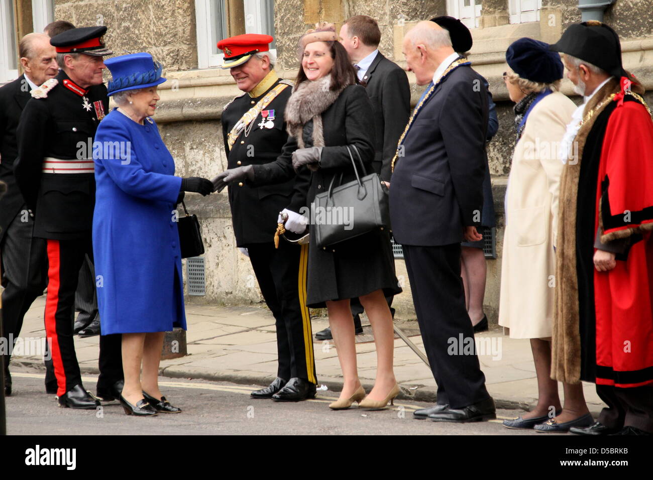 Oxford, UK 28 mars 2013. La Reine donne aujourd'hui à deux sacs, l'un contenant un £5 et 50p médaille commémorant le 60e anniversaire de du couronnement de la Reine. Le geste est une reconnaissance de la communauté et le bénéficiaire du service de l'église ont fait. C'est la première fois que la Reine se rendra dans la ville d'effectuer le siècle vieille tradition. Credit : Pete Lusabia/Alamy News en direct. Banque D'Images