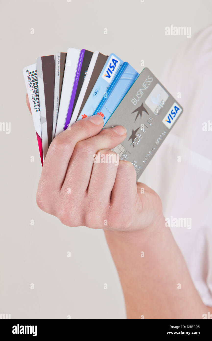 Mains d'une femme avec des cartes de crédit Banque D'Images