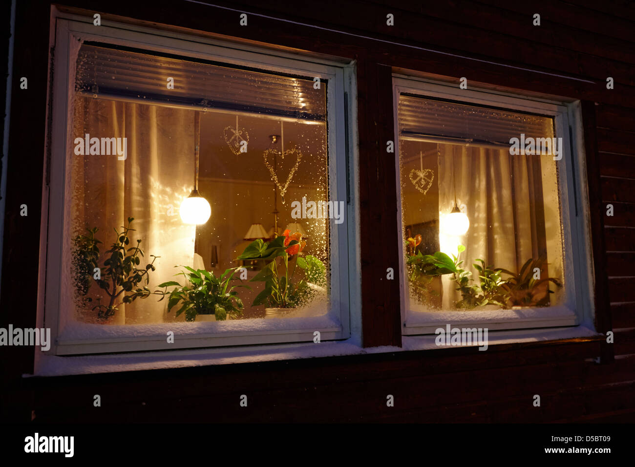 Les lumières dans la fenêtre d'une maison norvégienne pour imiter