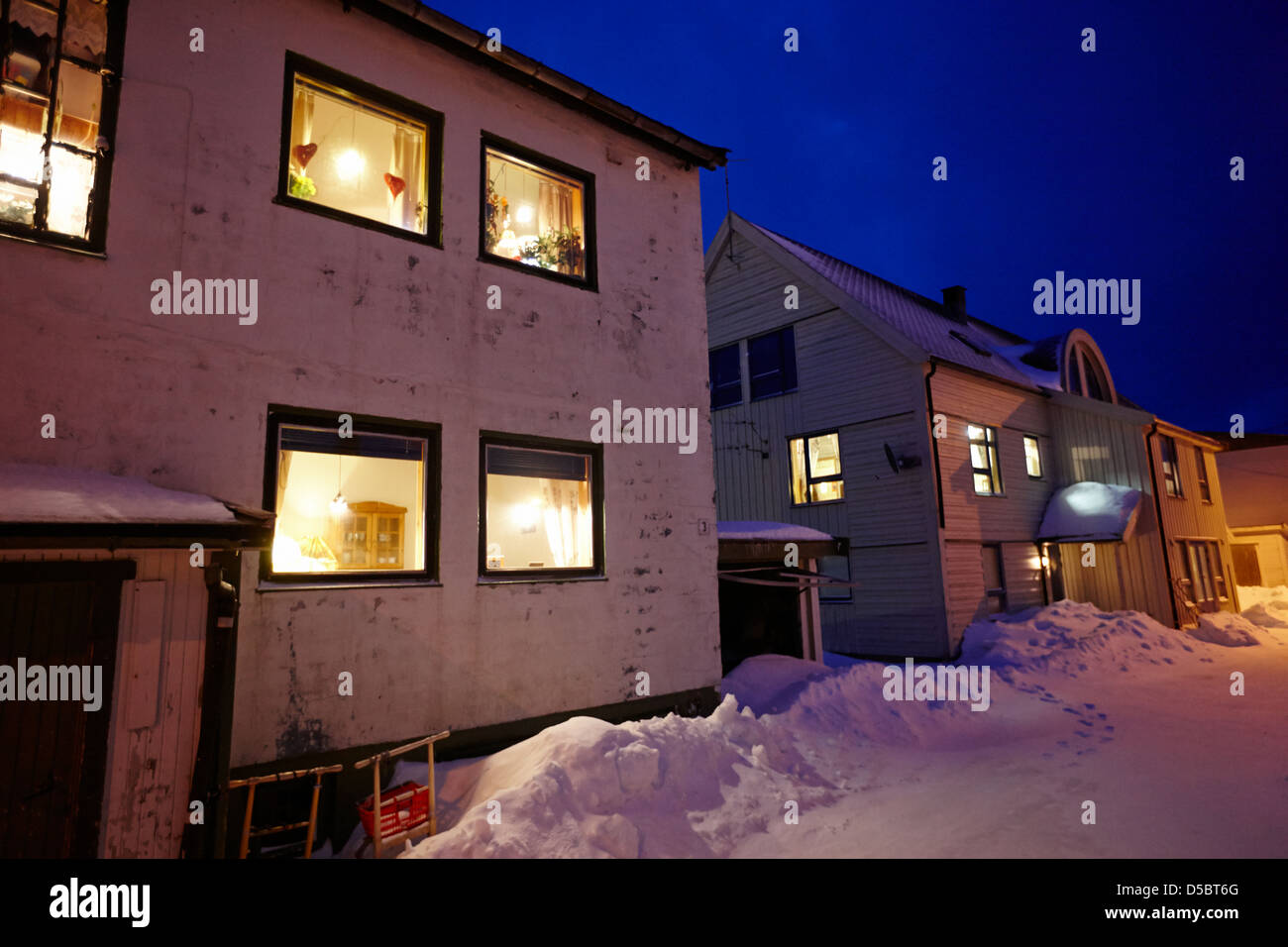 Norvège : des lampes suspendues devant les fenêtres contre la nuit