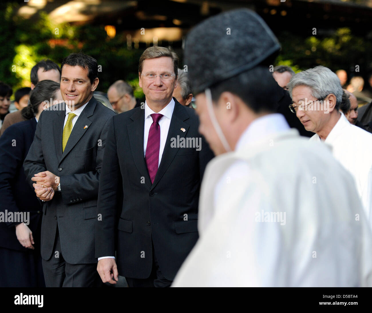 Ministre fédéral allemand Guido Westerwelle (2-L) et sa partenaire Michael Mronz (L) visiter le sanctuaire Meiji et assister à la cérémonie du jour de l'Shintoistic à Tokyo, Japon, 14 janvier 2010. C'est le premier voyage de M. Westerwelle Asie ; il se rendra au Japon et en Chine. Photo : Michael Hanschke Banque D'Images