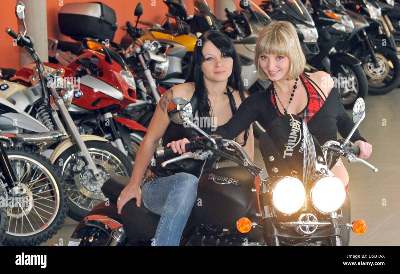 Caroline (L) et Ariane posent sur la Triumph Rocket III Roadster dans un hall d'exposition à l'achsenKrad "juste moto 2010" à Dresde, Allemagne, 14 janvier 2010. La Rocket III Roadster est la plus grande moto à produire en masse. Du 15 au 17 janvier 2010, 136 exposants présenteront leurs nouvelles motos. Photo : Matthias Hiekel Banque D'Images