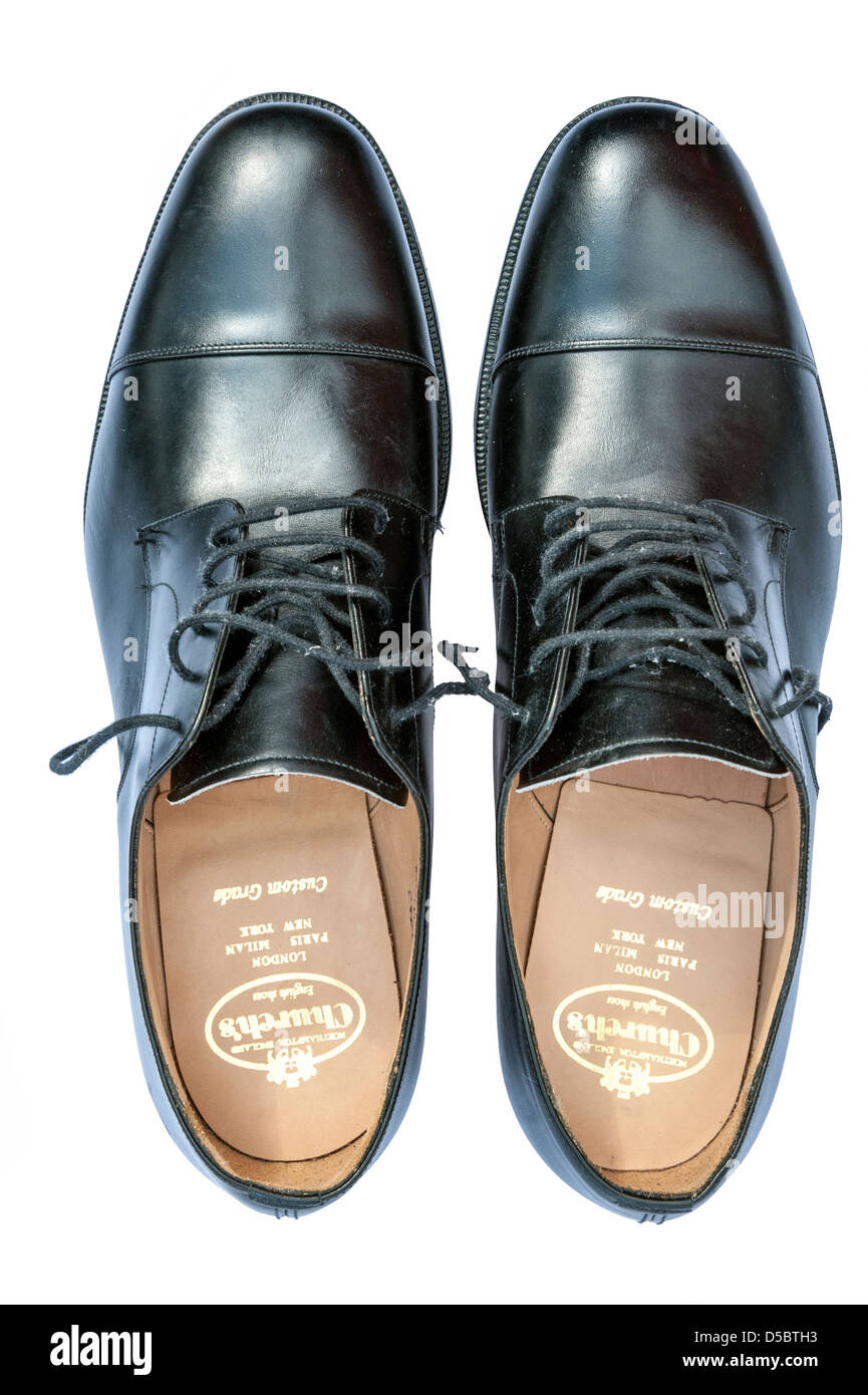 Scruffy brogues chaussures pour hommes découper sur un fond blanc. Noir de l'Eglise officielle d'usure dentelle paire de chaussures en cuir,UK. Banque D'Images