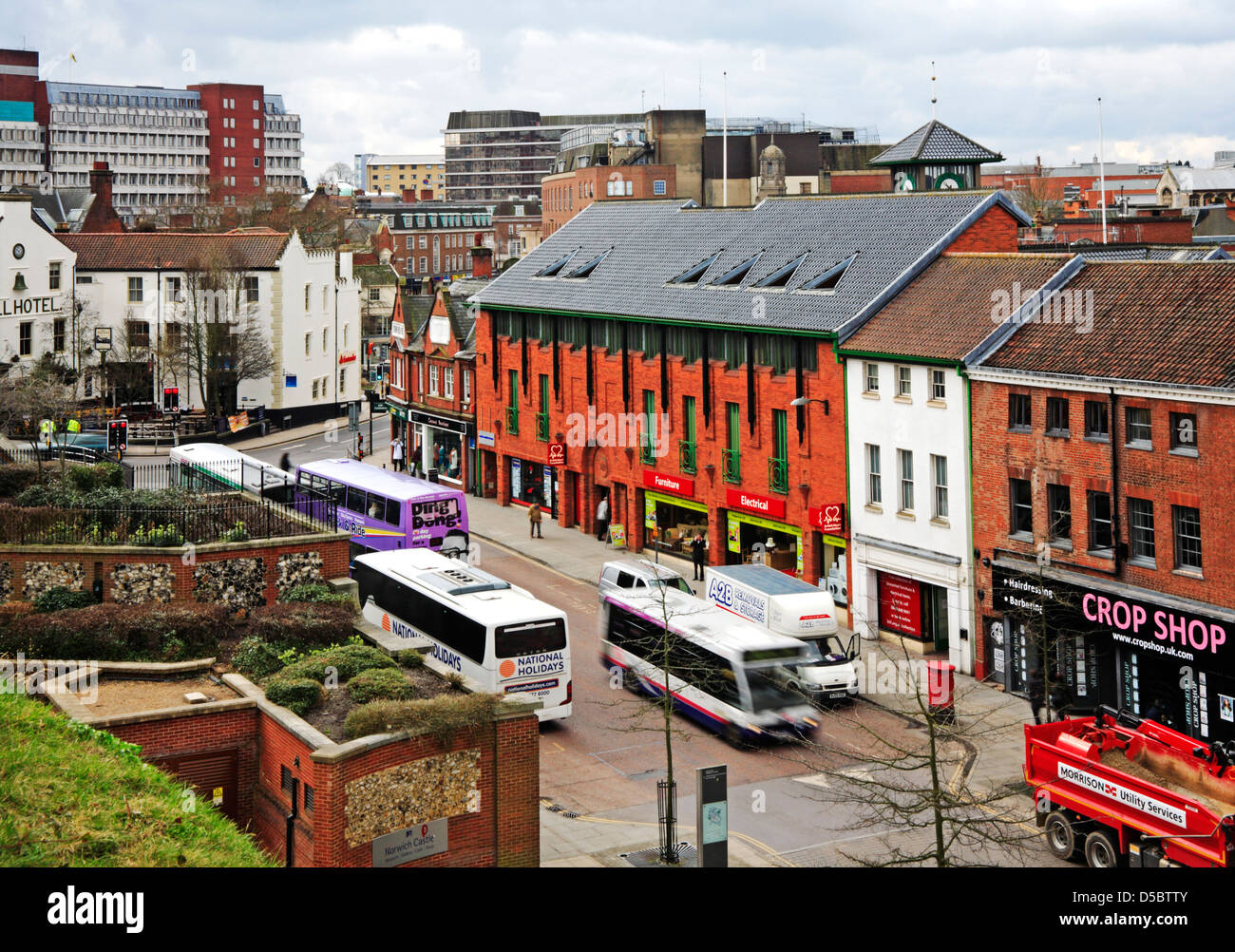 Vue du château de prairie avec des autobus dans le centre de Norwich, Norfolk, Angleterre, Royaume-Uni. Banque D'Images