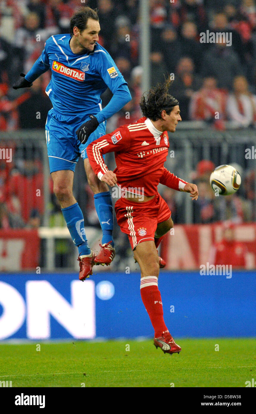 Bundesliga 18e journée : FC Bayern Munich vs TSG Hoffenheim à l'Allianz-Arena à Munich, Allemagne, 15 janvier 2010. Du Bayern Munich Mario Gomez (R) convoite la la balle avec l'Hoffenheim Josip Simunic. Photo : Frank Leonhardt Banque D'Images