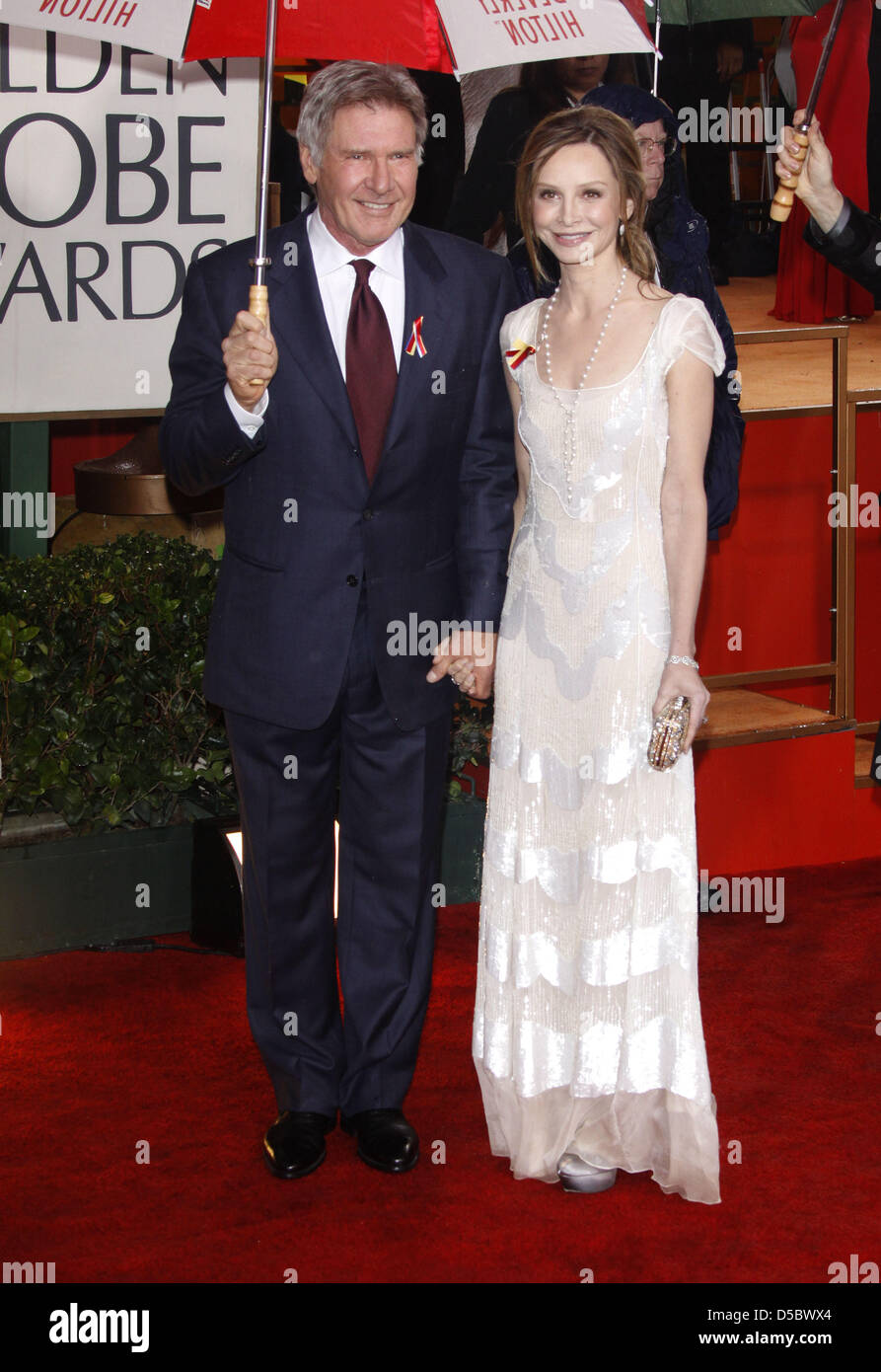 Acteurs américains Harrison Ford et sa femme Calista Flockhart arrivent pour la 67e Golden Globe Awards à Los Angeles, USA, 17 janvier 2010. Les Globes de souligner l'excellence dans le cinéma et la télévision. Photo : Hubert Boesl Banque D'Images