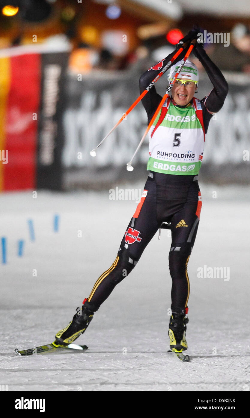 Simone Hauswald l'Allemagne concernant son second rang cheers au départ en masse des femmes supérieur à 12,5 km pendant la Coupe du Monde de biathlon à Ruhpolding, en Allemagne, le 16 janvier 2010. Le Suédois Jonsson est classé premier avant que l'Allemagne et l'Hauswald Neuner. Photo : Lukas Barth Banque D'Images