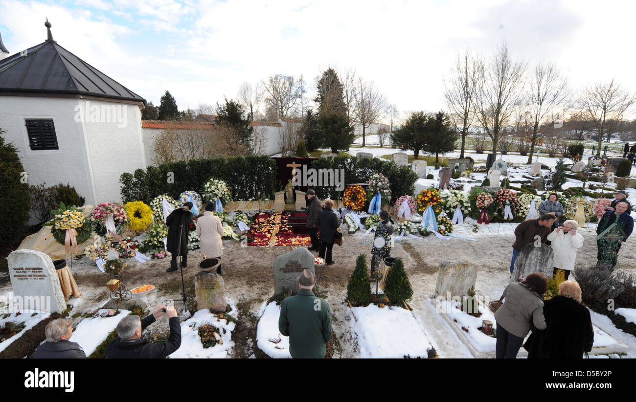 Die Menschen am Grab von Petra Schürmann, am Freitag (19.01.2010) à Aufkirchen (Oberbayern) vor der Beisetzung. Die Beerdigung der Moderatorin Schürmann ist für den Dienstagnachmittag (19.01.2010) angesetzt. Foto : Tobias Hase dpa/lby Banque D'Images