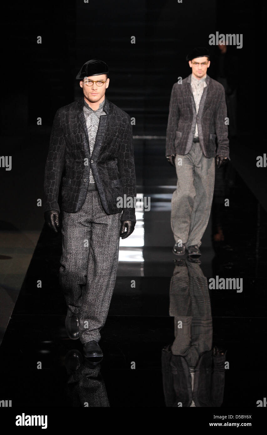 Présenter les modèles creations de Giorgio Armani à la Milano Moda Uomo Automne-hiver 2010/11, à Milan, Italie, 16 janvier 2010. L'événement de mode masculine se déroule du 16 au 20 janvier 2010. Photo : Hendrik Ballhausen Banque D'Images