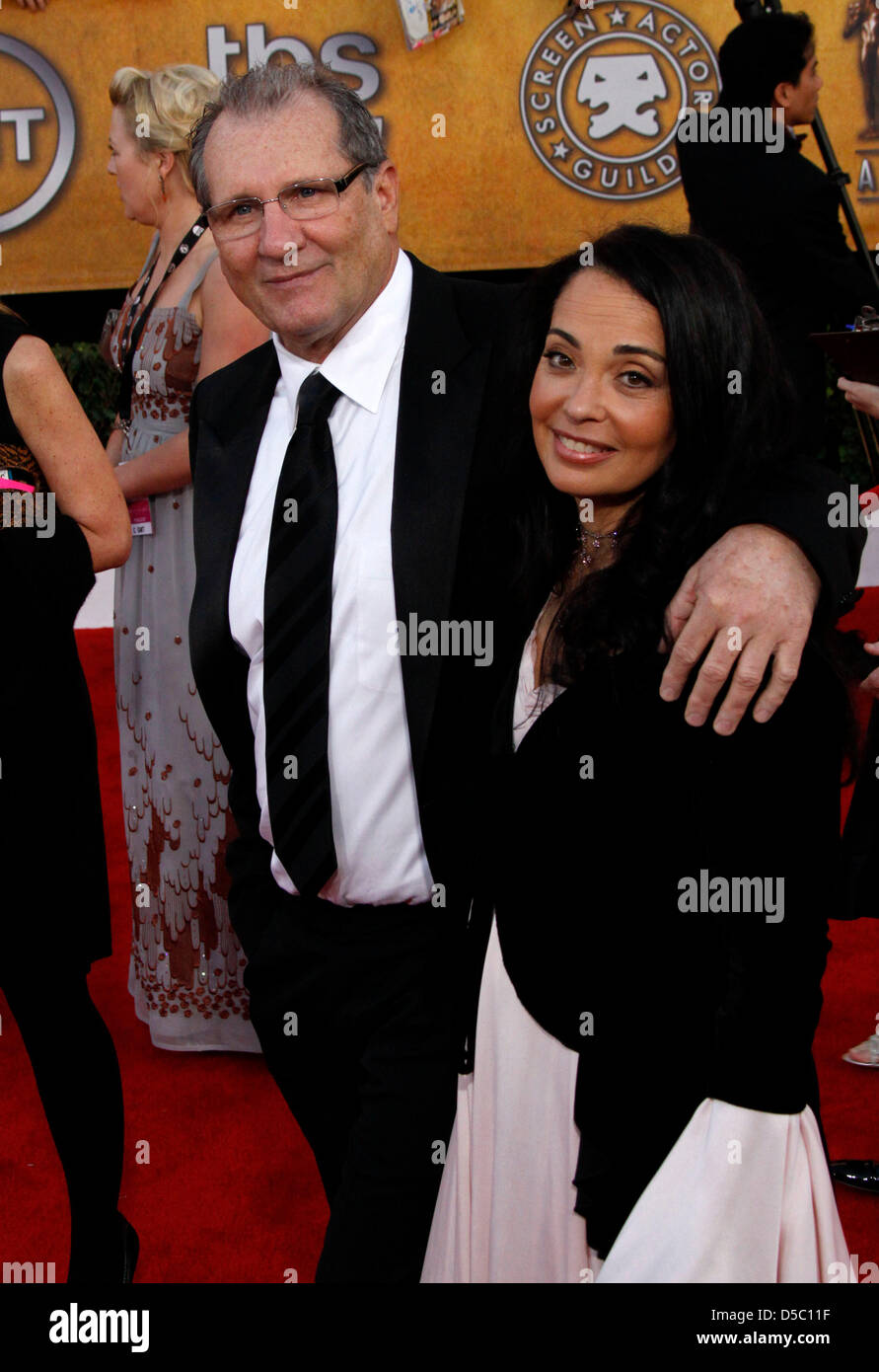 L'acteur américain Ed O'Neill (L) et Catherine Rusoff (R) assister à la 16e Conférence annuelle de l'écran de l'Acteur Guild (SAG) Awards au Shrine Auditorium à Los Angeles, Californie, USA, 23 janvier 2010. La Screen Actors Guild récompense l'excellence dans cinq films et huit heures de catégories. Photo : Hubert Boesl Banque D'Images