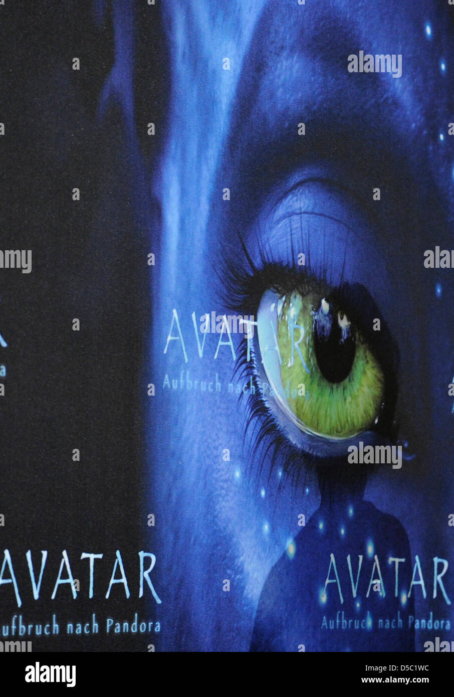 Affiche de film de la Science-Fiction-Epic ''Avatar'' vu à l'avant-première à Berlin, en Allemagne, en date du 08 décembre 2009. ''Avatar'' publié ''Titanic'' comme la plus commerciale au box-film. En Europe, la Chine, l'Inde et la Russie, les en 3D tourné ''Avatar'' est déjà numéro un. Seulement sur le marché américain, le film de l'shipsinking théâtre ''Titanic'' en 1997, aussi par s Banque D'Images
