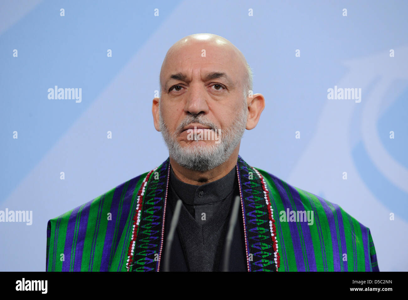 Le président afghan Hamid Karzai donne une conférence de presse avec la Chancelière Merkel (non représenté) sur la prochaine conférence sur l'Afghanistan à Londres à la chancellerie à Berlin, Allemagne, 27 janvier 2010. Le gouvernement allemand prévoit de préparer la retraite des soldats allemands d'Afghanistan avec une nouvelle stratégie jusqu'en 2014, alors que le nombre de soldats est augmenté de 850 à 5350 et Banque D'Images