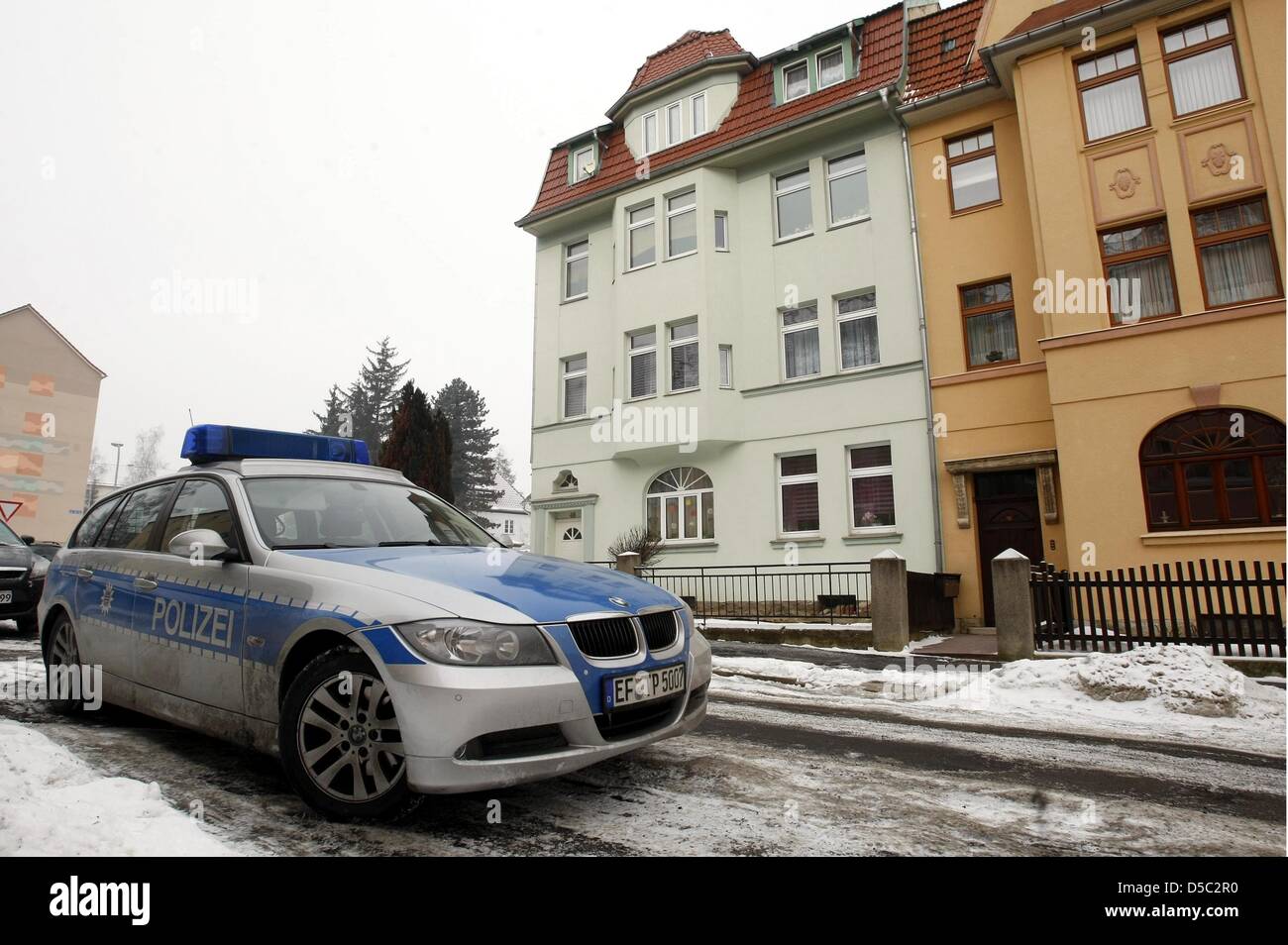 Un policecar se place en avant d'un bâtiment dans lequel le corps mort d'un bébé a été découvert dans un réfrigérateur dans Morag, Allemagne, 27 janvier 2010. A 21 ans, a été porté disparu au premier abord. Après qu'elle a été découvert, un examen médical a révélé qu'elle avait donné naissance peu avant. Le bébé mort a été découvert dans le réfrigérateur de son appartement, il est encore incertain si le b Banque D'Images