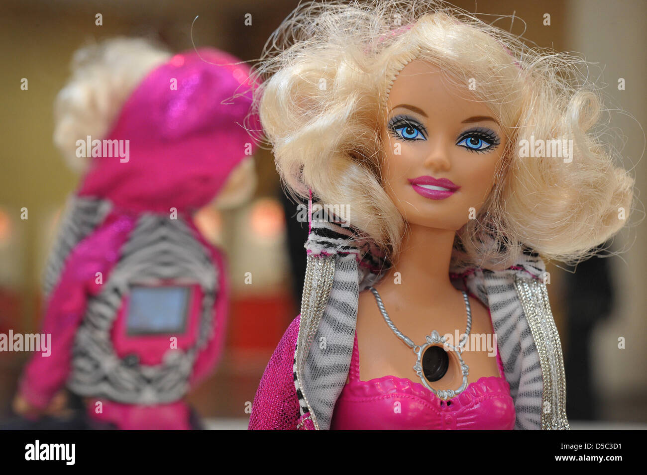 L'avant (G) et (R) de "Barbie Video Girl" au cours d'une conférence de  presse sur la Foire Internationale du Jouet à Nuremberg, Allemagne, 28  janvier 2010. La "Barbie Video Girl" avec un
