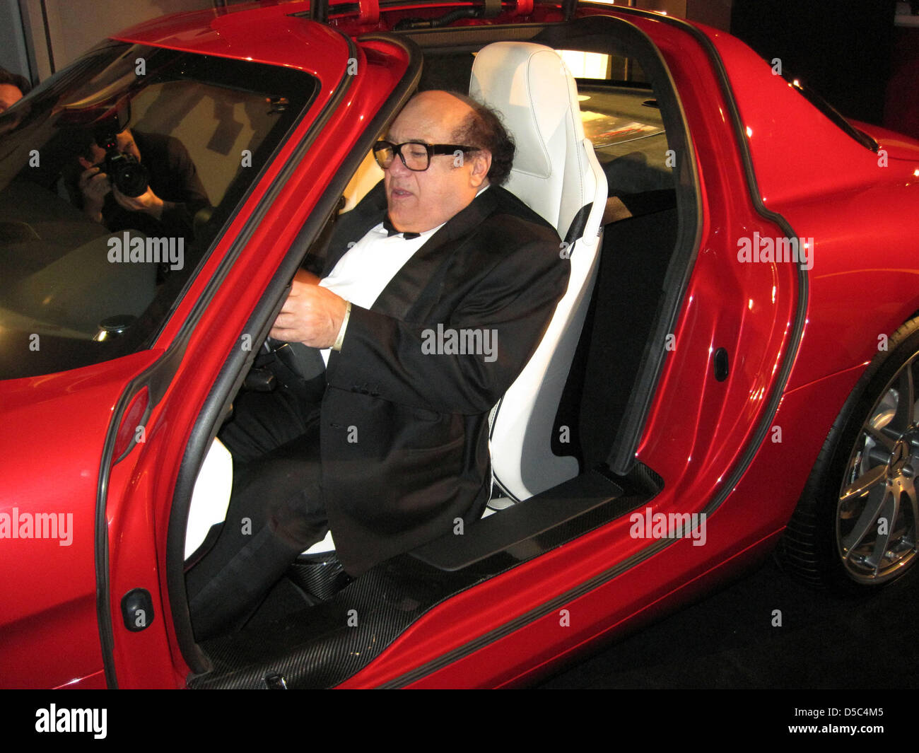 L'acteur américain Danny DeVito est assis dans une Mercedes-Benz durant la partie après l'attribution de la marque "Golden Camera Awards' à Berlin, Allemagne, 31 janvier 2010. Le 'Golden Camera Awards" sont décernés par un guide de la télévision allemande et l'excellence en matière de cinéma, de la télévision, du sport et des médias. Photo : XAMAX Banque D'Images