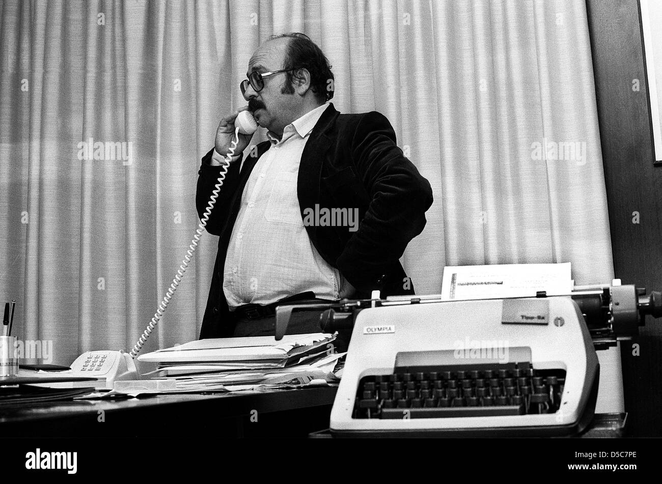 Le journaliste et écrivain Manuel Vazquez Montalban ( 1939-2003 ) dans son  bureau . Barcelone Photo Stock - Alamy