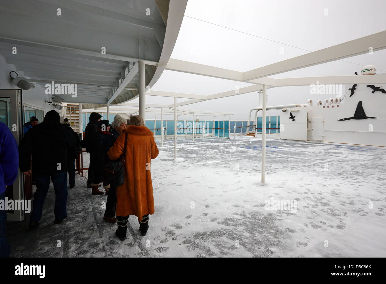 Passagers à pont ouvert d croisière arctique avec la neige couvrant la norvège europe Banque D'Images