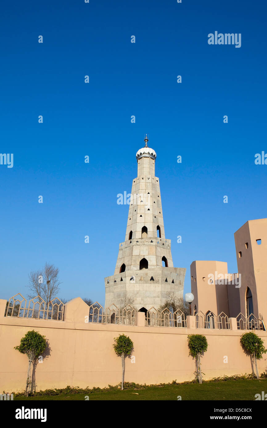 Des murs roses et son architecture de la baba Banda Singh Bahadur monument à Punjab Inde Banque D'Images