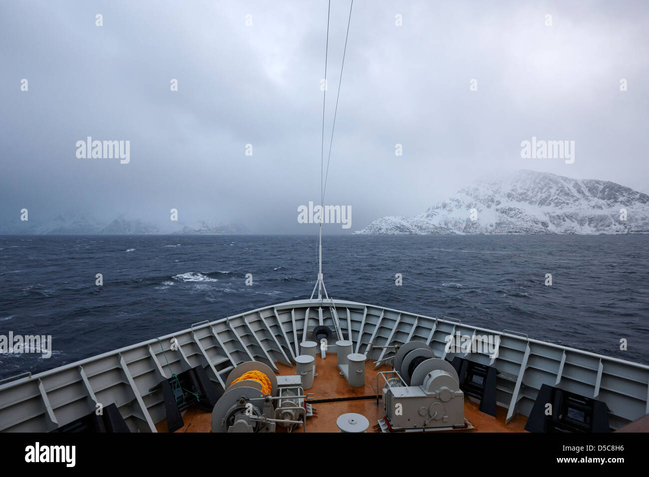 Navire à passagers naviguant le long de la côte de la mer de Norvège au cours de l'hiver la norvège europe Banque D'Images