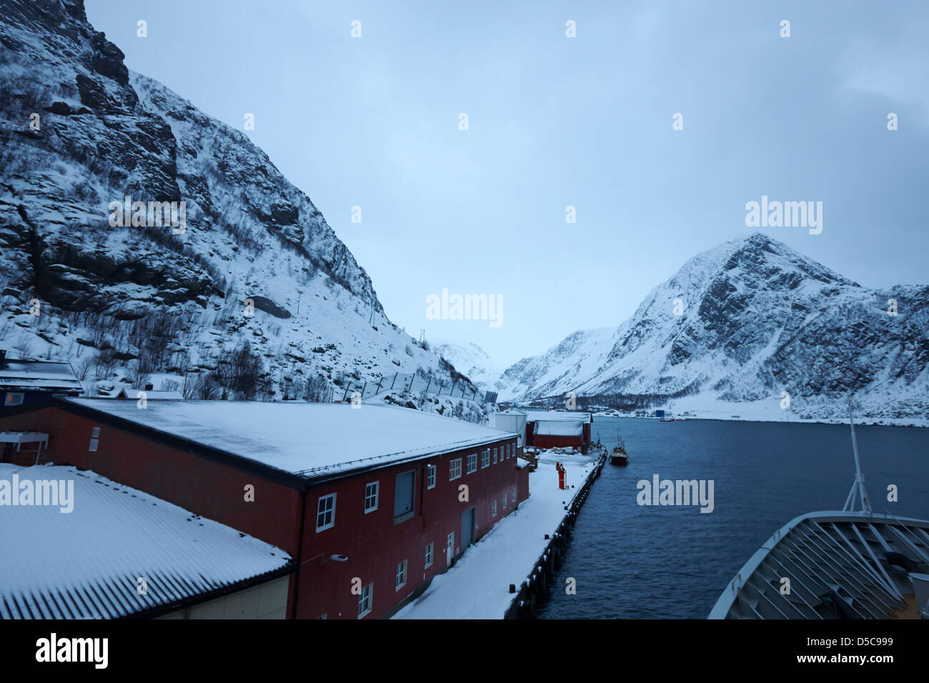 Bateau amarré à oksfjord en hiver la norvège europe Banque D'Images