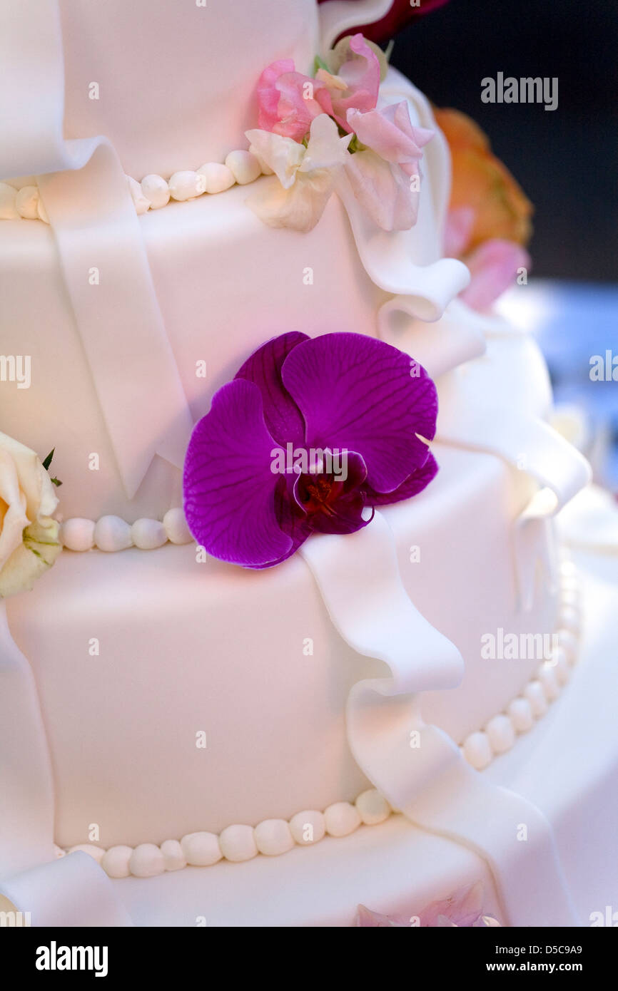 Gâteau de mariage, et dalia orchidée rose décoration Banque D'Images