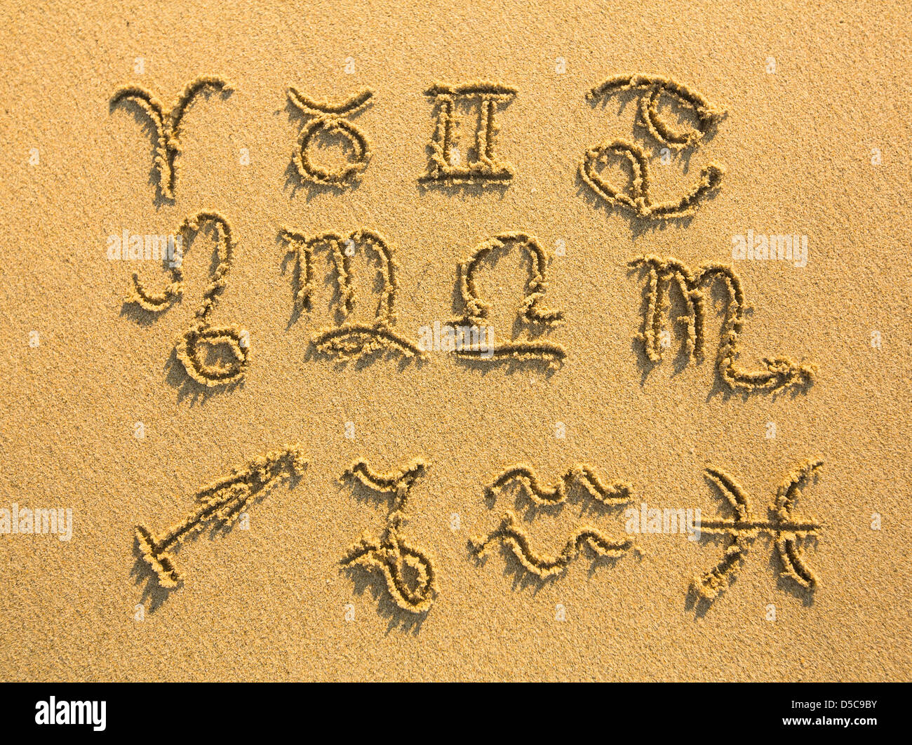 Ensemble de signes de zodiaque dessiné sur la facture, le sable de la plage. Banque D'Images