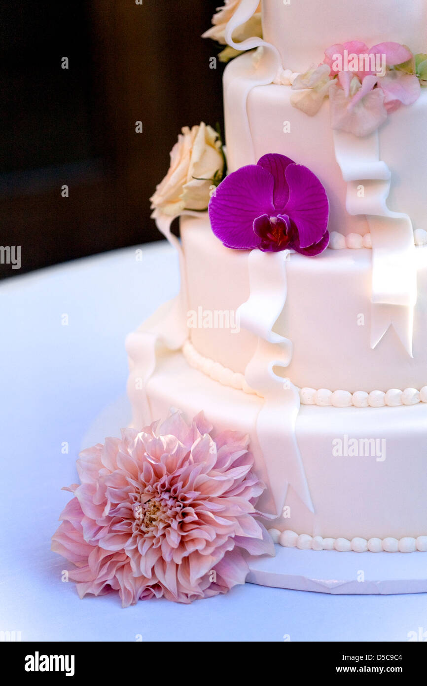 Gâteau de mariage, et dalia orchidée rose décoration Banque D'Images