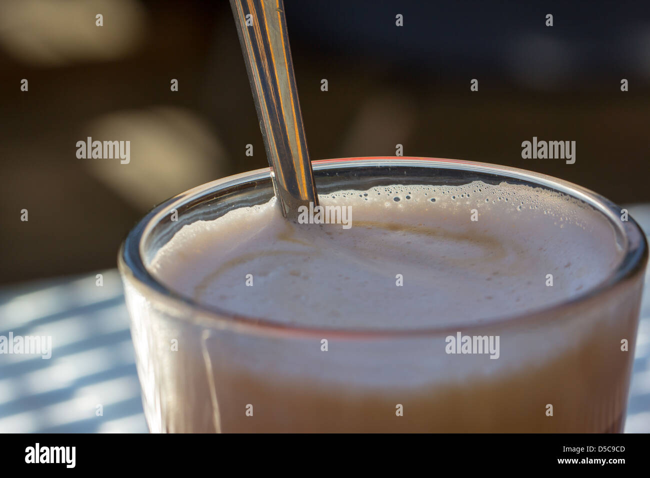 Photo d'un verre de café chaud choco Banque D'Images