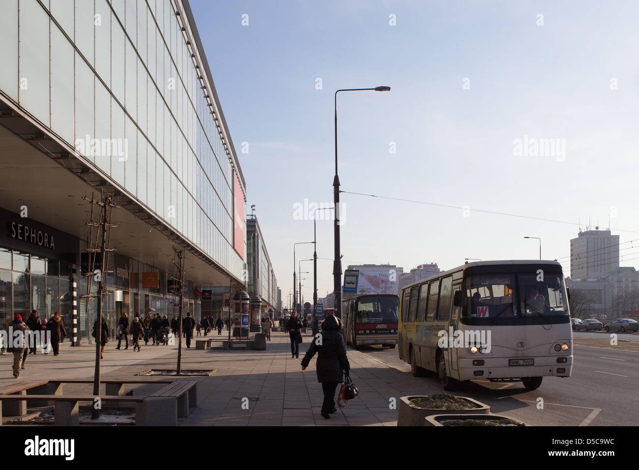 Varsovie, Pologne, en face de passants dans les magasins à Marszalkowska Banque D'Images