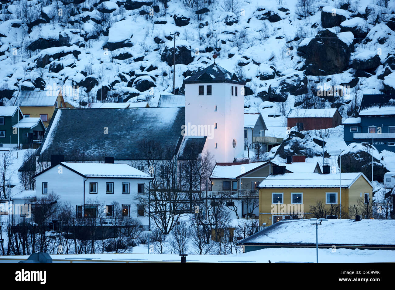 Oksfjord église et village en hiver la norvège europe Banque D'Images