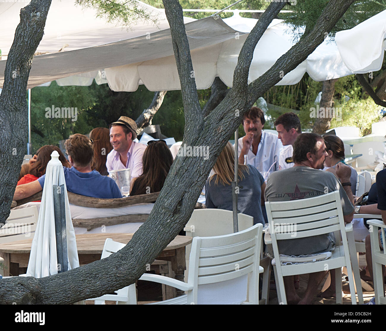 Ralf Schumacher et chanteur allemand Sasha bénéficiant d'une journée ensoleillée au Club 55 bar. St Tropez, France - 10.08.11 Banque D'Images