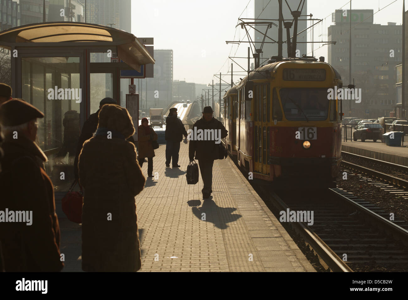 Varsovie, Pologne, les passagers qui attendent à un arrêt d'autobus dans le tram Banque D'Images
