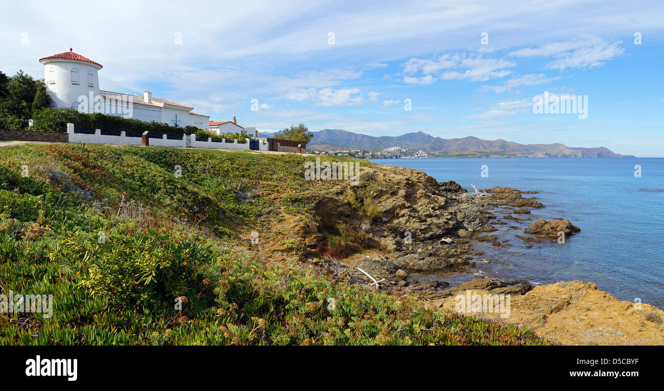 Vue panoramique d'un waterfront villa en Costa Brava, mer Méditerranée, Llanca, Catalogne, Espagne Banque D'Images