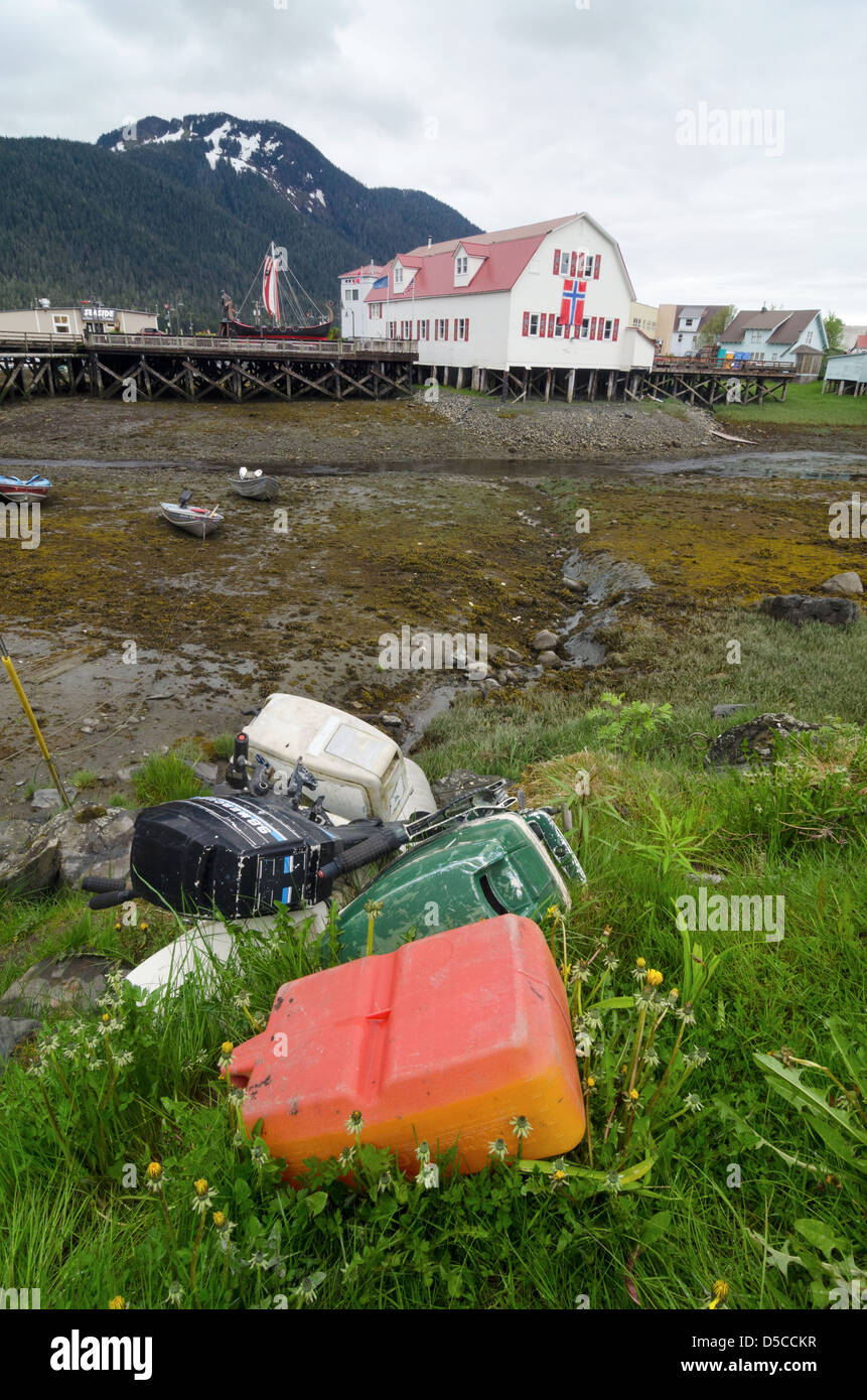 Les moteurs hors-bord et du gaz peut au-dessus de slough à Pétersbourg, en Alaska. Banque D'Images