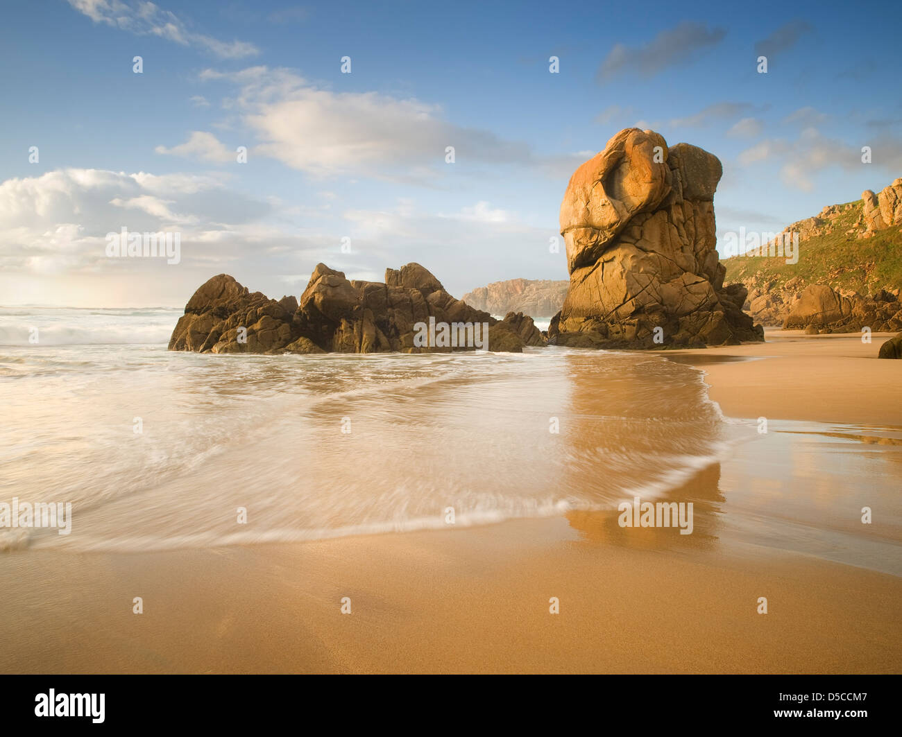 Lumeboo beach en Galice, Espagne. Une belle plage avec une vague à l'avant-plan. Banque D'Images
