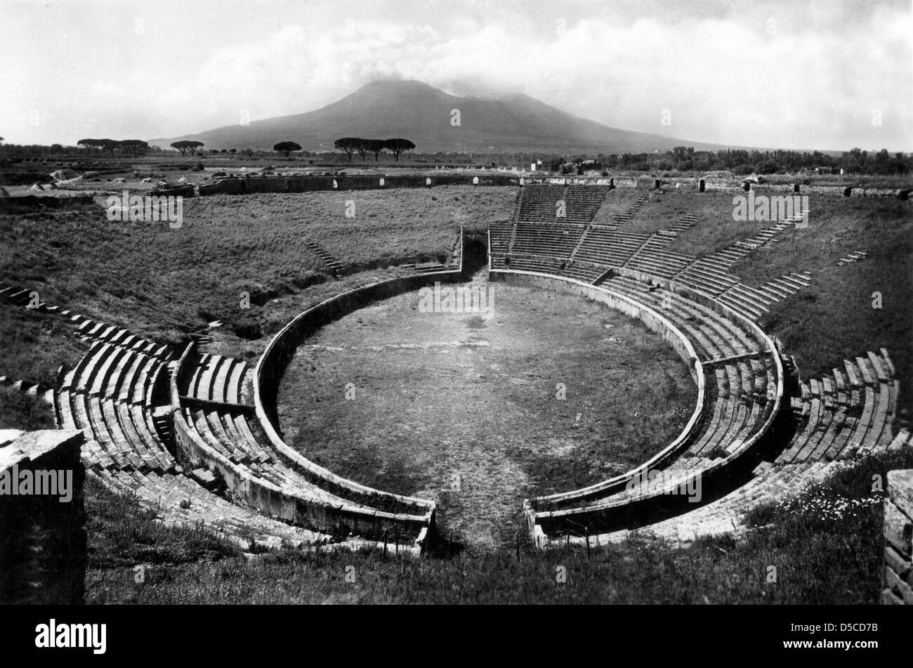 Ruines de l'amphithéâtre romain de Pompéi avec le Vésuve en arrière-plan Pompei Italie 1940 Banque D'Images