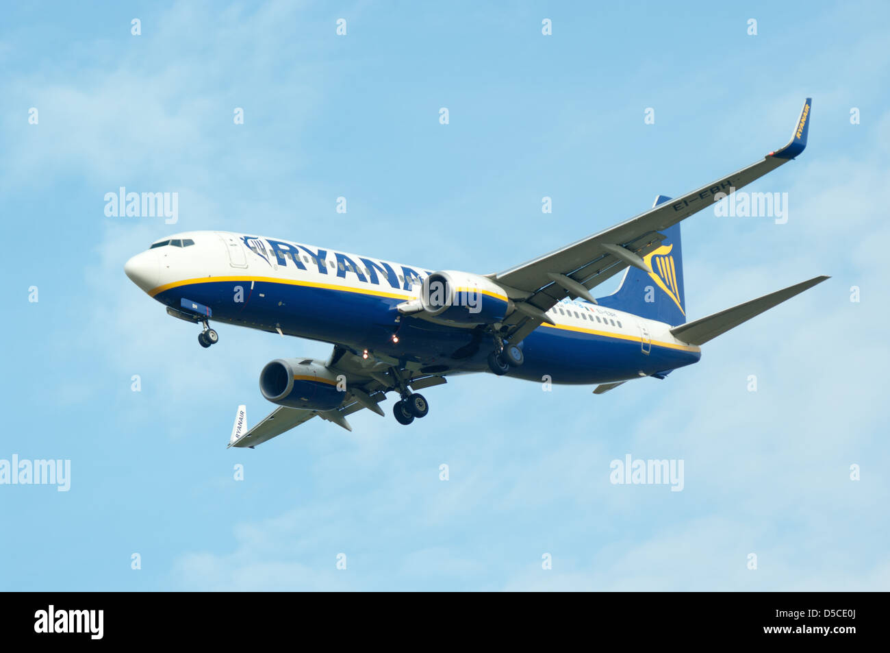 Vol d'un avion de Ryanair dans l'air. Banque D'Images