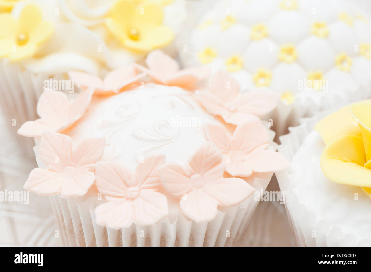 Cupcakes mixtes dans des tons pastel, style shabby chic avec décorations sugarcraft Banque D'Images