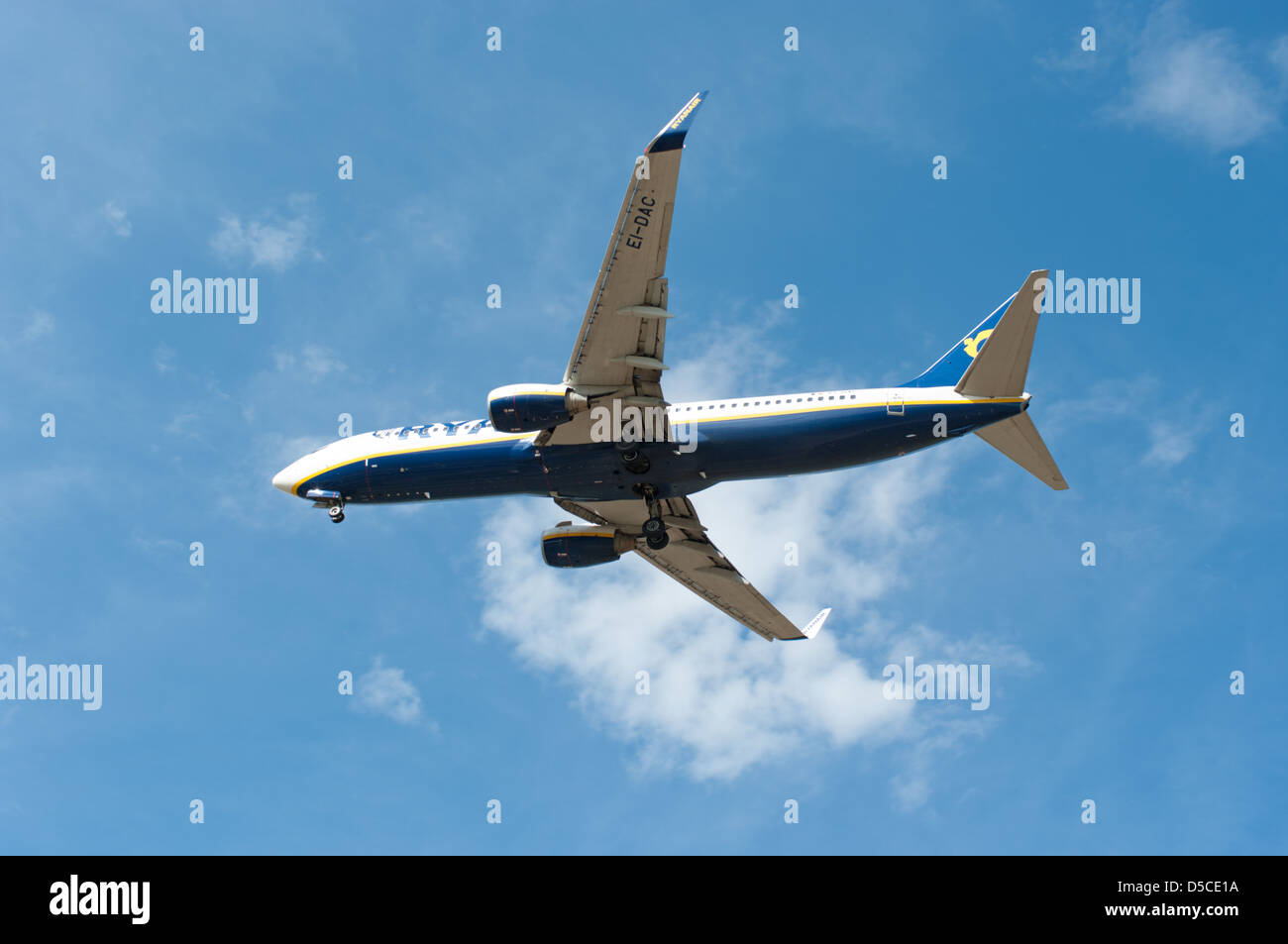 Vol d'un avion de Ryanair dans l'air. Banque D'Images