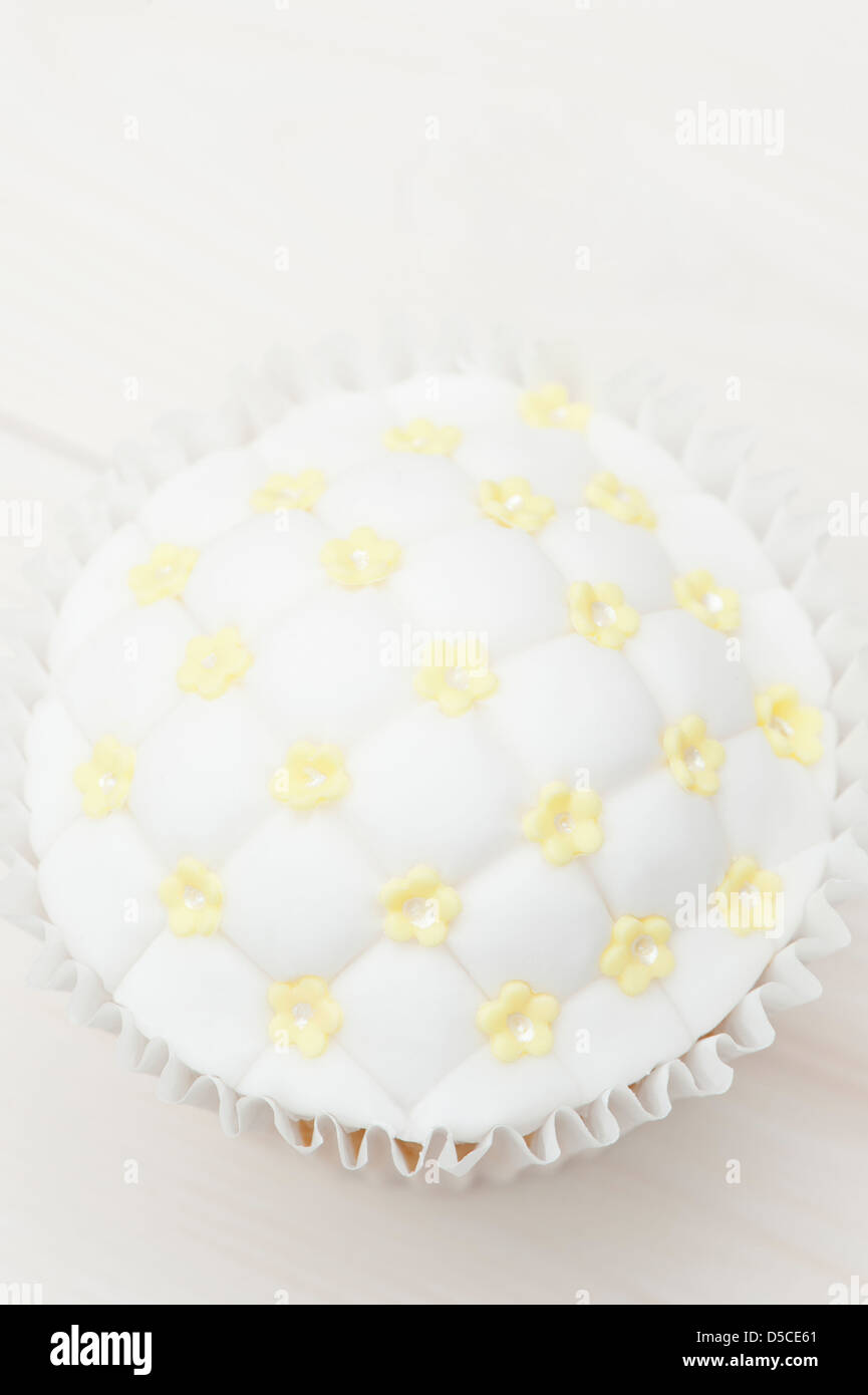 Avec Cupcake cerise fondantes et décorations fleur sugarcraft Banque D'Images